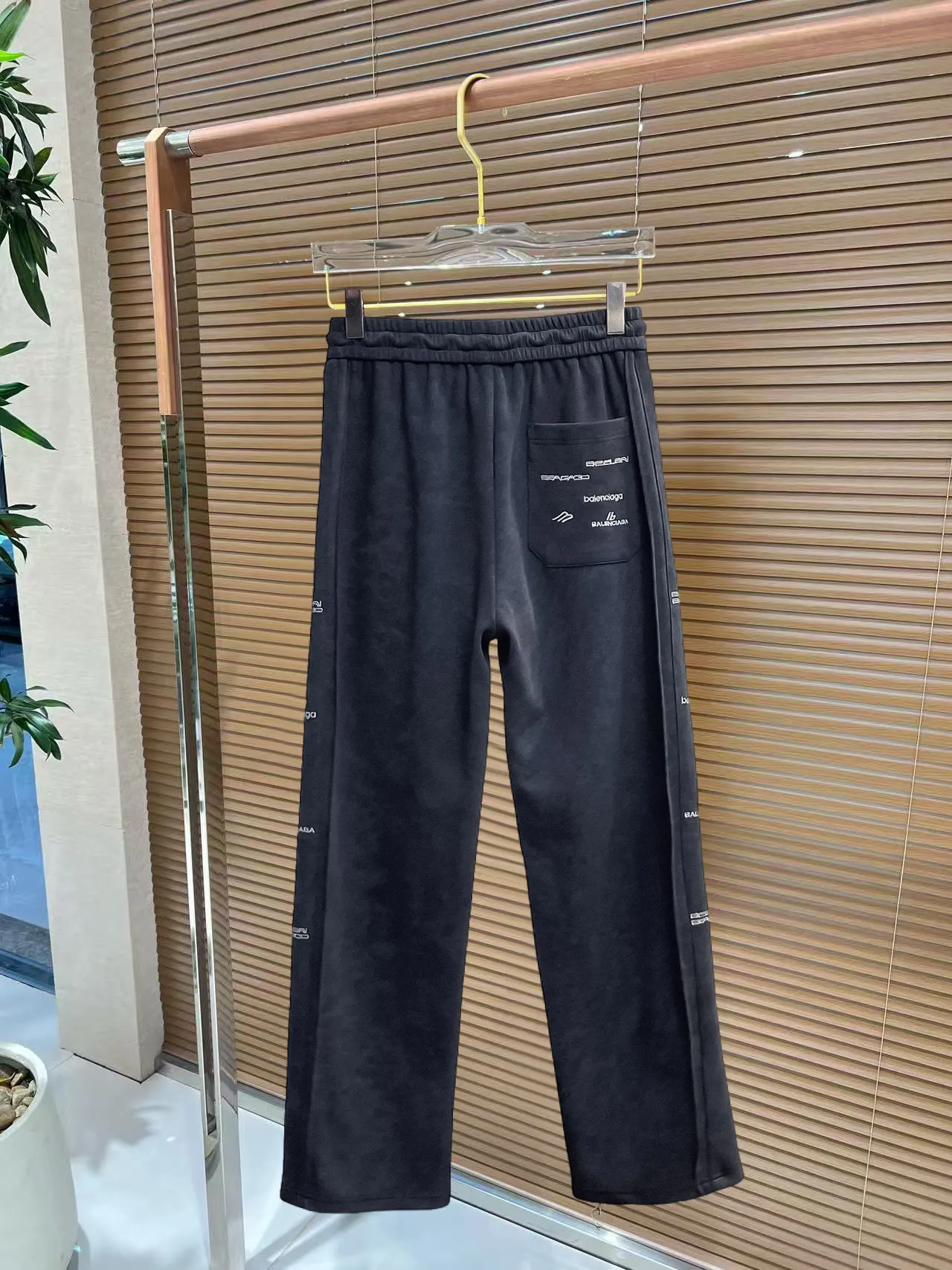 Balenciaga 🆕2026 Autumn and Winter New Arrival Casual Pants! The official website will be released simultaneously. Brand Classic LOGO casual pants, customized fabrics, excellent comfort and strong touch. Highly recognisable, perfect appearance and craftsmanship. Size:M-3XL